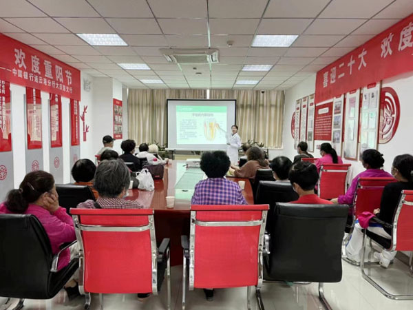 成宏口腔醫(yī)院公益行丨走進(jìn)銀行、社區(qū)，科普講座＋義診，我們一直在行動(dòng)！